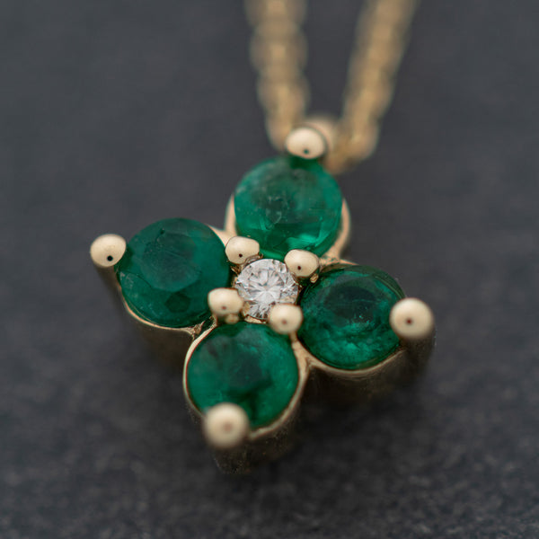 Gargantilla eslabón cruzado y dije diseño especial con diamantes y esmeraldas en oro amarillo 14 kilates.