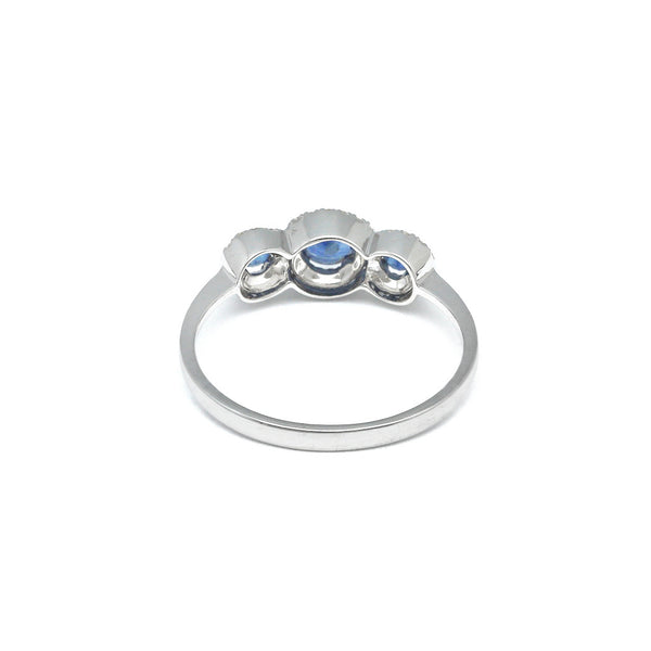Anillo diseño especial con diamantes y zafiros en oro blanco 14 kilates.