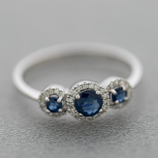 Anillo diseño especial con diamantes y zafiros en oro blanco 14 kilates.