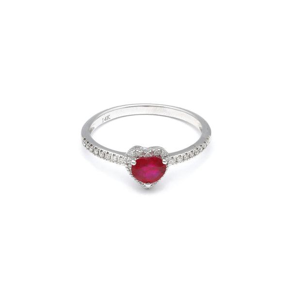 Anillo diseño especial motivo corazón con diamantes y rubí en oro blanco 14 kilates.