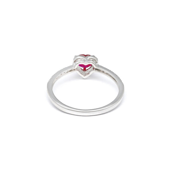 Anillo diseño especial motivo corazón con diamantes y rubí en oro blanco 14 kilates.