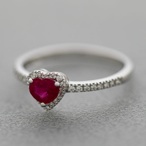 Anillo diseño especial motivo corazón con diamantes y rubí en oro blanco 14 kilates.