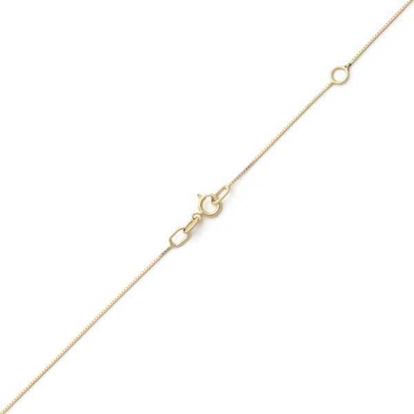 Gargantilla eslabón cuadrado cruzado con dije diseño especial con diamantes y esmeraldas en oro amarillo 14 kilates.