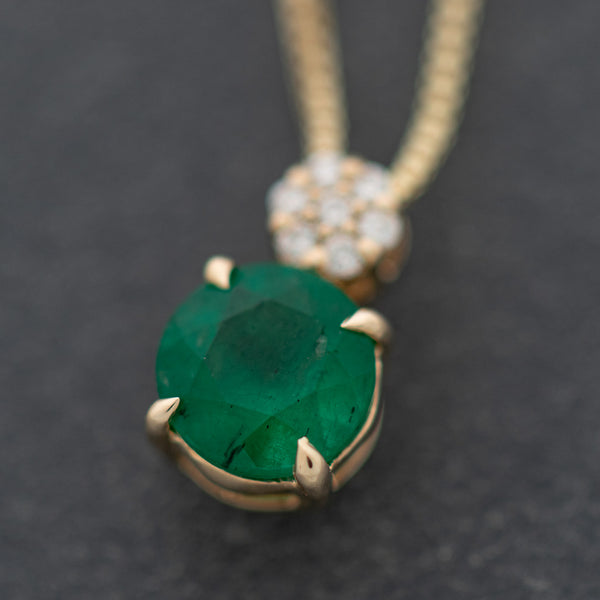 Gargantilla eslabón cuadrado cruzado con dije diseño especial con diamantes y esmeraldas en oro amarillo 14 kilates.