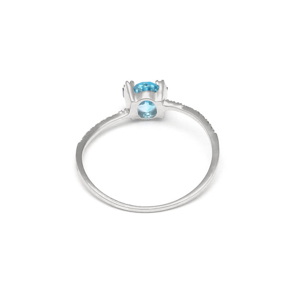 Anillo diseño especial con diamantes y Topacio Suizo en oro blanco 14 kilates.