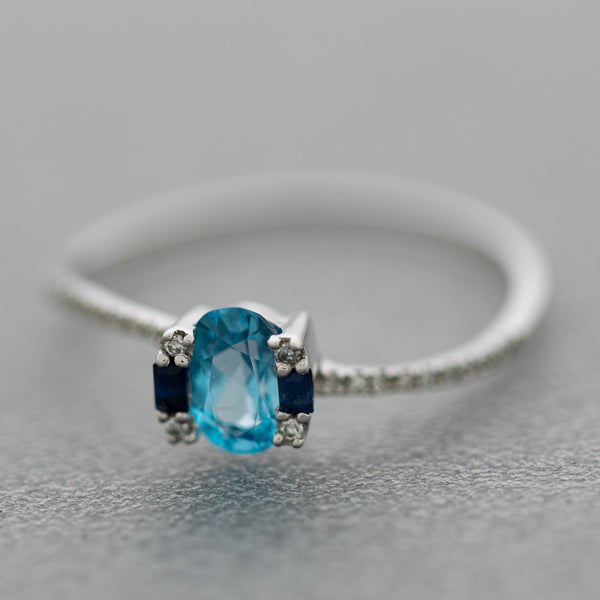 Anillo diseño especial con diamantes y Topacio Suizo en oro blanco 14 kilates.