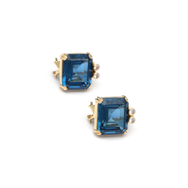 Aretes diseño especial con blue London y circonias en oro amarillo 14 kilates.