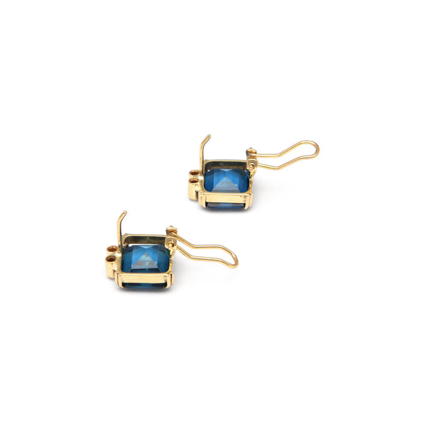 Aretes diseño especial con blue London y circonias en oro amarillo 14 kilates.