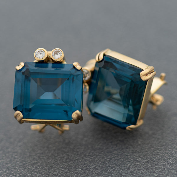 Aretes diseño especial con blue London y circonias en oro amarillo 14 kilates.