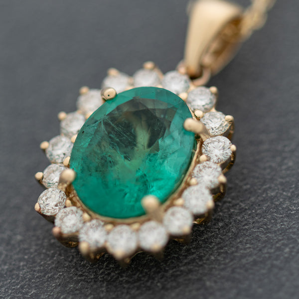 Gargantilla eslabón cruzado y dije con diamantes y esmeralda en oro amarillo 14 kilates.