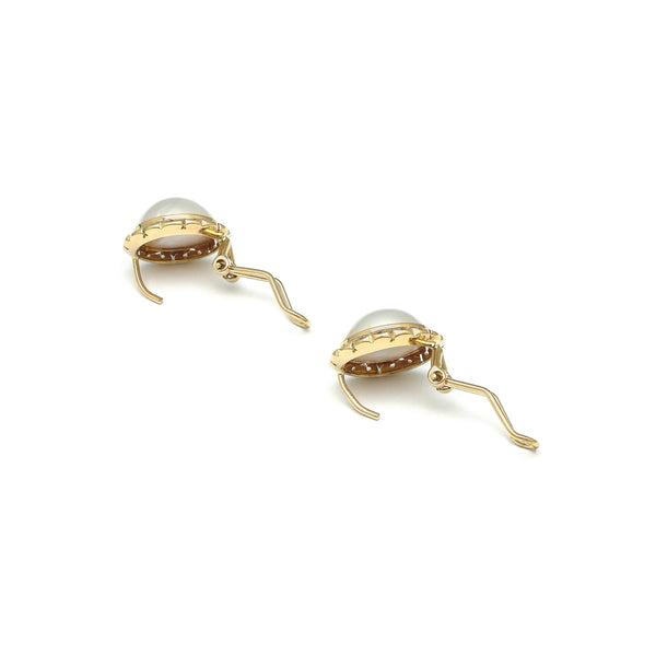 Aretes diseño especial con medias perlas en oro amarillo 14 kilates.