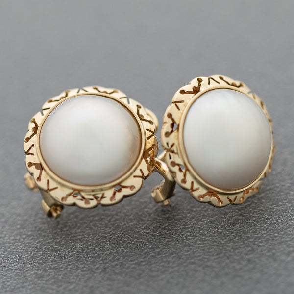 Aretes diseño especial con medias perlas en oro amarillo 14 kilates.