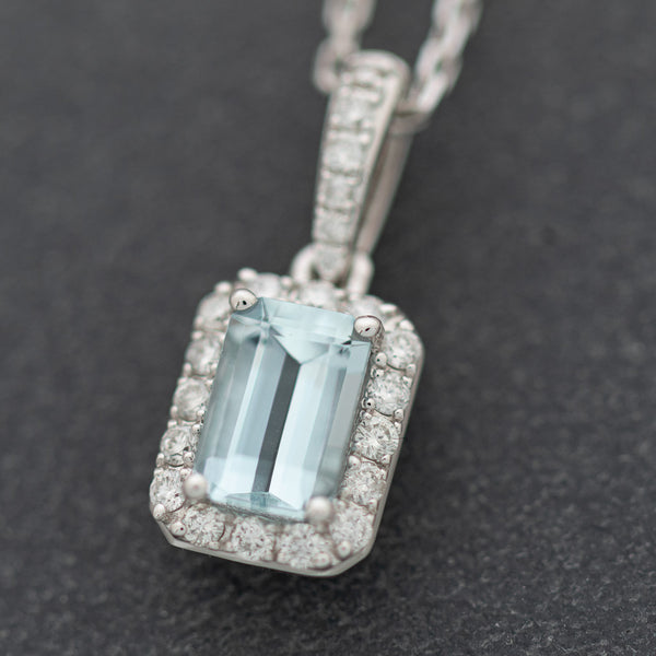 Gargantilla eslabón cruzado y dije diseño especial con diamantes y topacios en oro blanco 14 kilates.