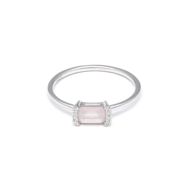 Anillo diseño especial con diamantes y cuarzo en oro blanco 14 kilates.