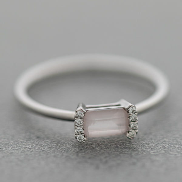 Anillo diseño especial con diamantes y cuarzo en oro blanco 14 kilates.