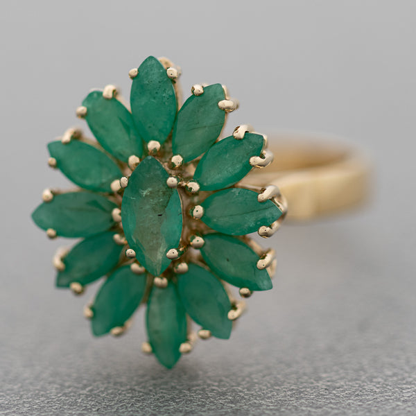 Juego de anillo y aretes diseño especial con esmeraldas en oro amarillo 14 kilates.