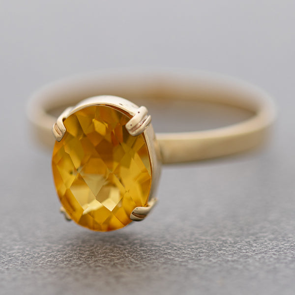 Juego de aretes y anillo diseño especial con citrino y circonias en oro amarillo 14 kilates.