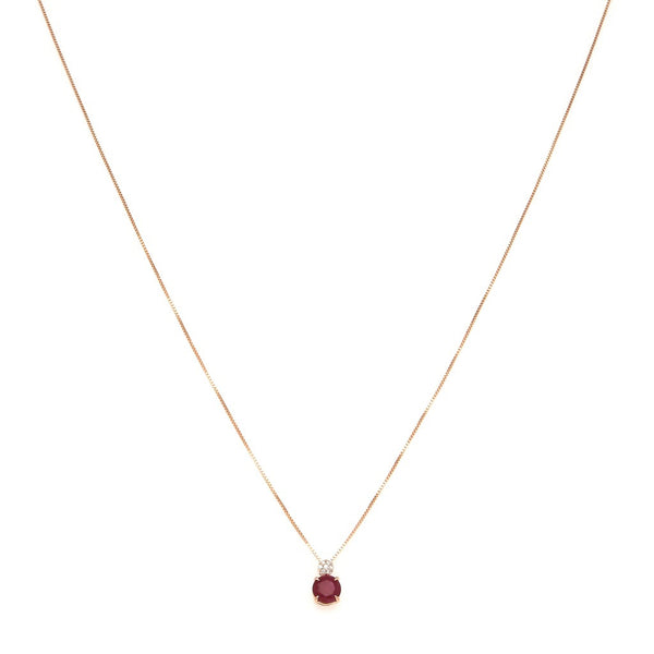 Gargantilla eslabón cuadrado cruzado y dije diseño especial con diamantes y rubies en oro rosa 14 kilates.
