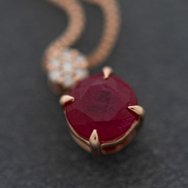 Gargantilla eslabón cuadrado cruzado y dije diseño especial con diamantes y rubies en oro rosa 14 kilates.