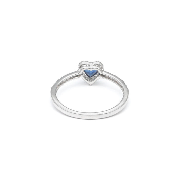 Anillo diseño especial motivo corazón con diamantes y zafiro en oro blanco 14 kilates.