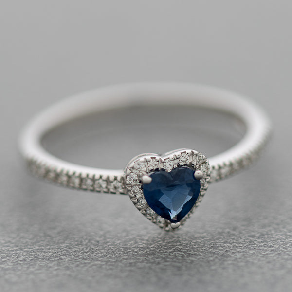 Anillo diseño especial motivo corazón con diamantes y zafiro en oro blanco 14 kilates.