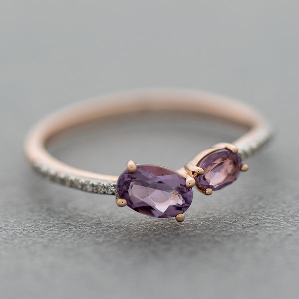 Anillo diseño especial con diamantes y amatistas en oro rosa 14 kilates.