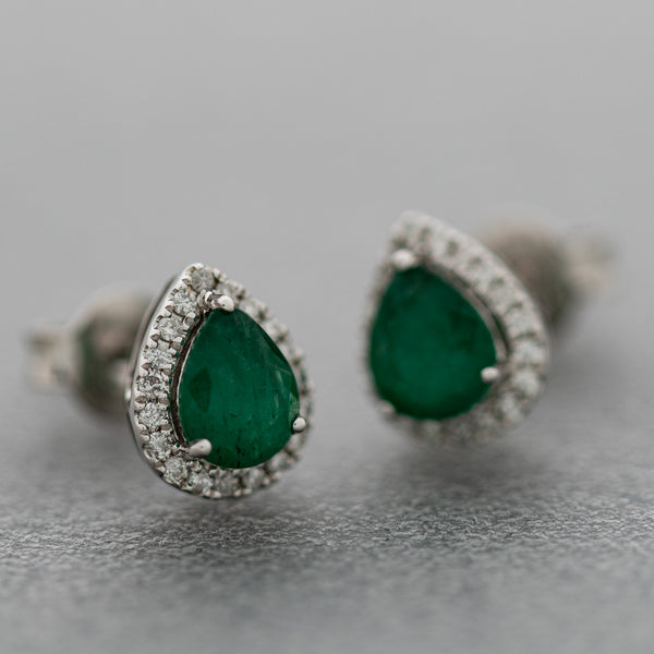 Aretes diseño especial con diamantes y esmeraldas en oro blanco 14 kilates.