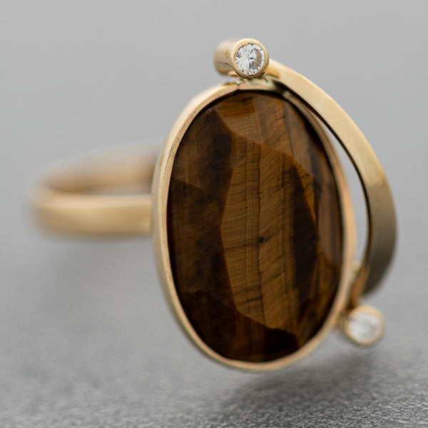 Juego de anillo y aretes diseño especial con ojo de tigre y sintéticos en oro amarillo 14 kilates.
