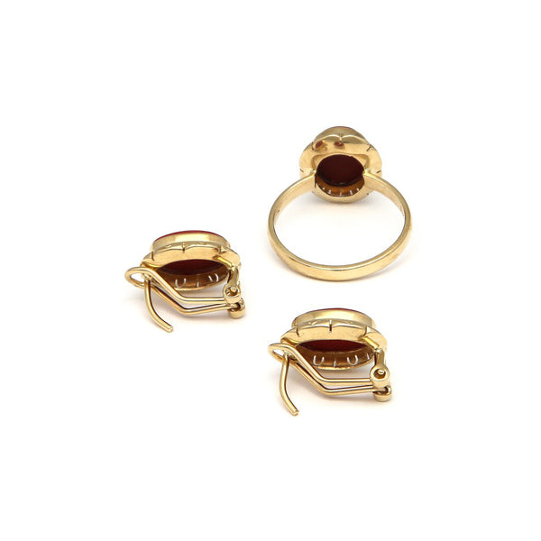 Juego de anillo y aretes calados con agata en oro amarillo 14 kilates.