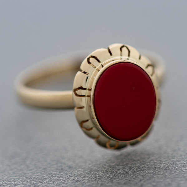 Juego de anillo y aretes calados con agata en oro amarillo 14 kilates.