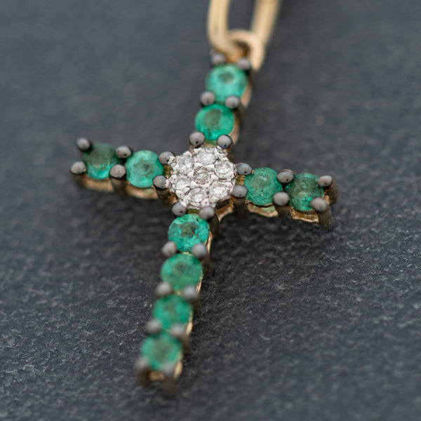 Gargantilla eslabón cruzado y cruz diseño especial con diamantes y esmeraldas en oro amarillo 14 kilates.