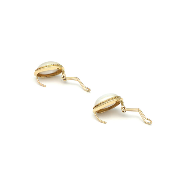 Aretes torzal con media perla en oro amarillo 14 kilates.