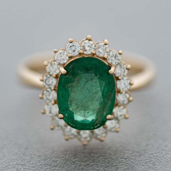 Anillo diseño especial con diamantes y esmeralda en oro amarillo 14 kilates.
