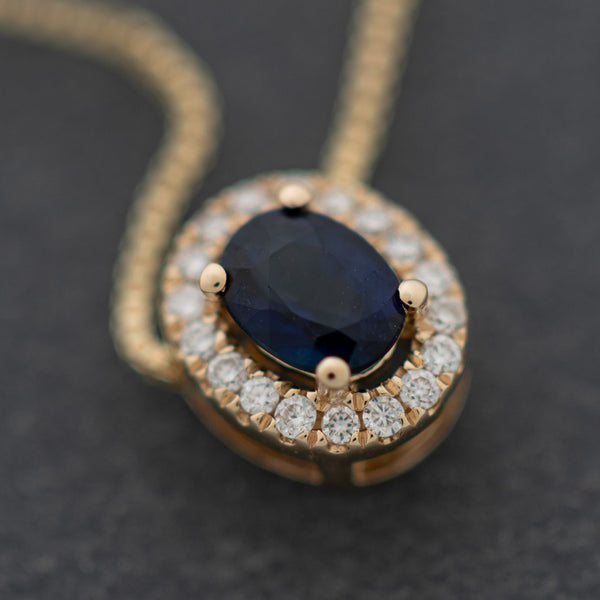 Gargantilla eslabón cuadrado cruzado con dije de diamantes y zafiro en oro amarillo 14 kilates.