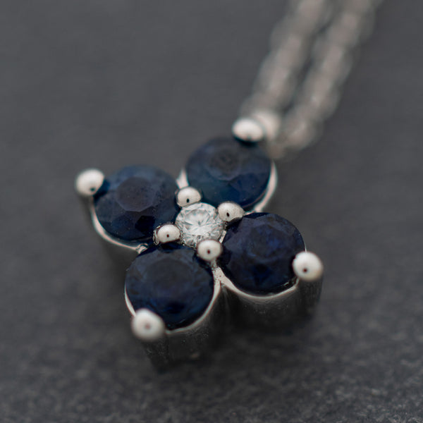 Gargantilla eslabón cruzado y dije diseño especial con diamantes y zafiro en oro blanco 14 kilates.