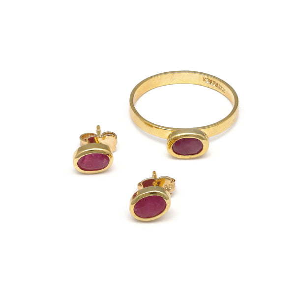 Juego de anillo y aretes estilizados con rubies en oro amarillo 14 kilates.