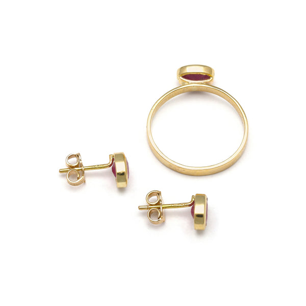 Juego de anillo y aretes estilizados con rubies en oro amarillo 14 kilates.