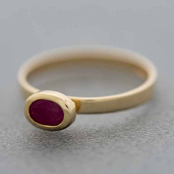Juego de anillo y aretes estilizados con rubies en oro amarillo 14 kilates.