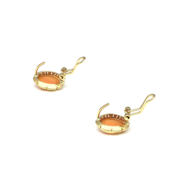 Juego de anillo y aretes diseño especial motivo dama en oro amarillo 14 kilates.