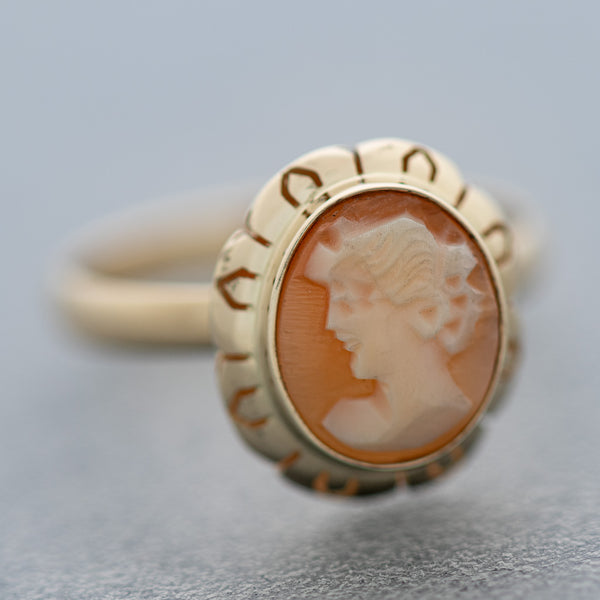 Juego de anillo y aretes diseño especial motivo dama en oro amarillo 14 kilates.