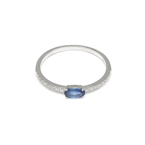 Anillo diseño especial con diamantes y zafiro en oro blanco 14 kilates.