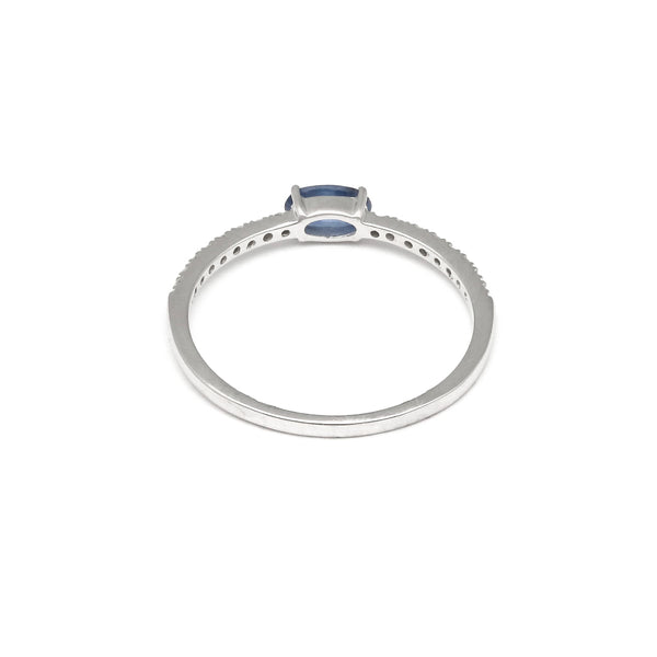 Anillo diseño especial con diamantes y zafiro en oro blanco 14 kilates.