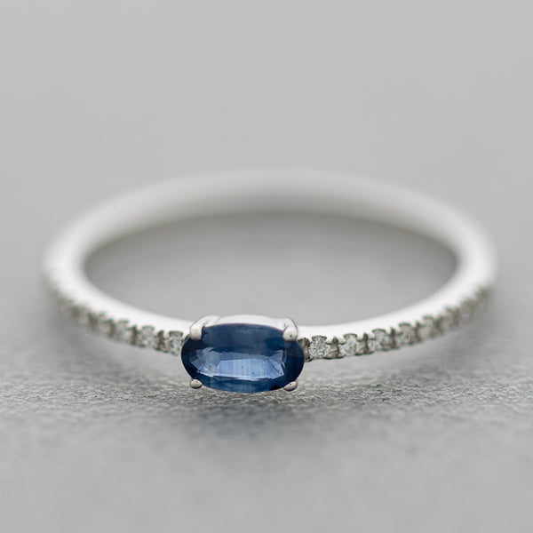 Anillo diseño especial con diamantes y zafiro en oro blanco 14 kilates.