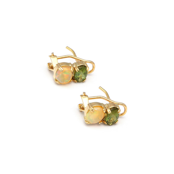 Aretes diseño especial con ópalos y peridotos en oro amarillo 14 kilates.