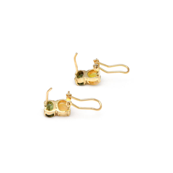Aretes diseño especial con ópalos y peridotos en oro amarillo 14 kilates.