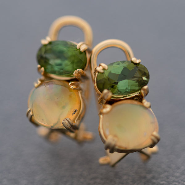 Aretes diseño especial con ópalos y peridotos en oro amarillo 14 kilates.