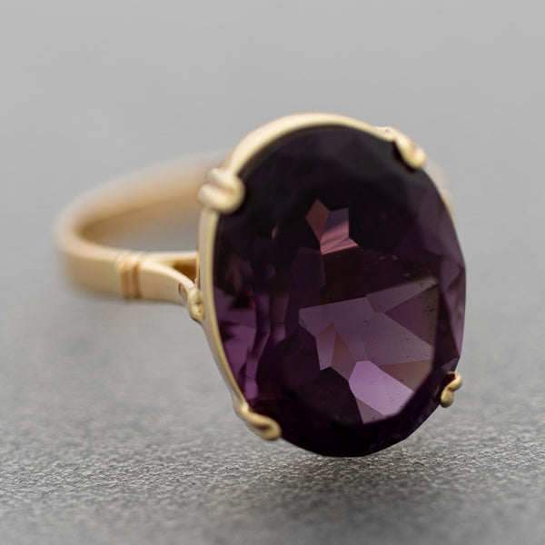 Juego de anillo y aretes diseño especial con amatista y sintéticos en oro amarillo 14 kilates.