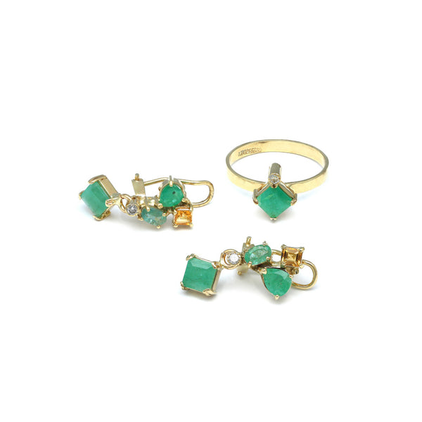 Juego de anillo y aretes diseño especial con diamantes y esmeraldas en oro amarillo 14 kilates.