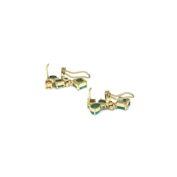 Juego de anillo y aretes diseño especial con diamantes y esmeraldas en oro amarillo 14 kilates.