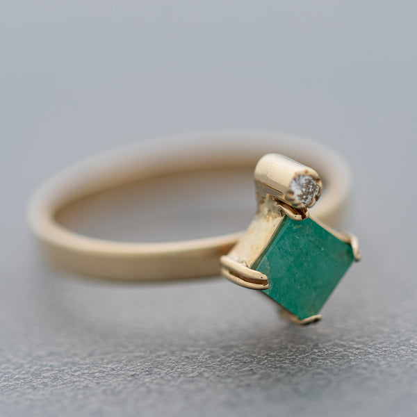 Juego de anillo y aretes diseño especial con diamantes y esmeraldas en oro amarillo 14 kilates.